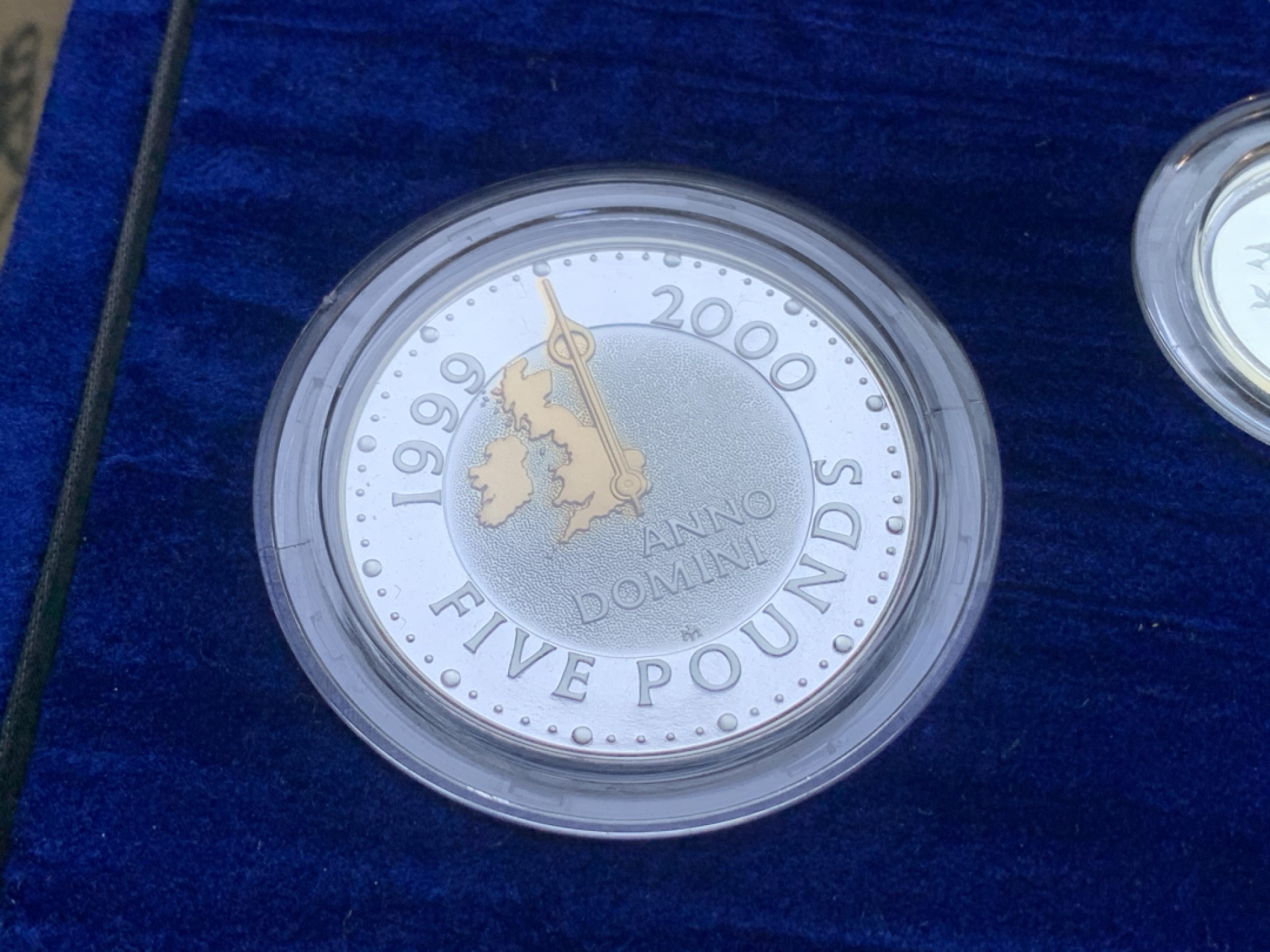 《竞宝斋》第98场-本周日，周一2场连拍（全场不限金额包邮） 2000年千禧年 英国精制全银套币 带濯足套币 国内极少见 原盒带齐全的证书 致敬永远的伊丽莎白二世女王