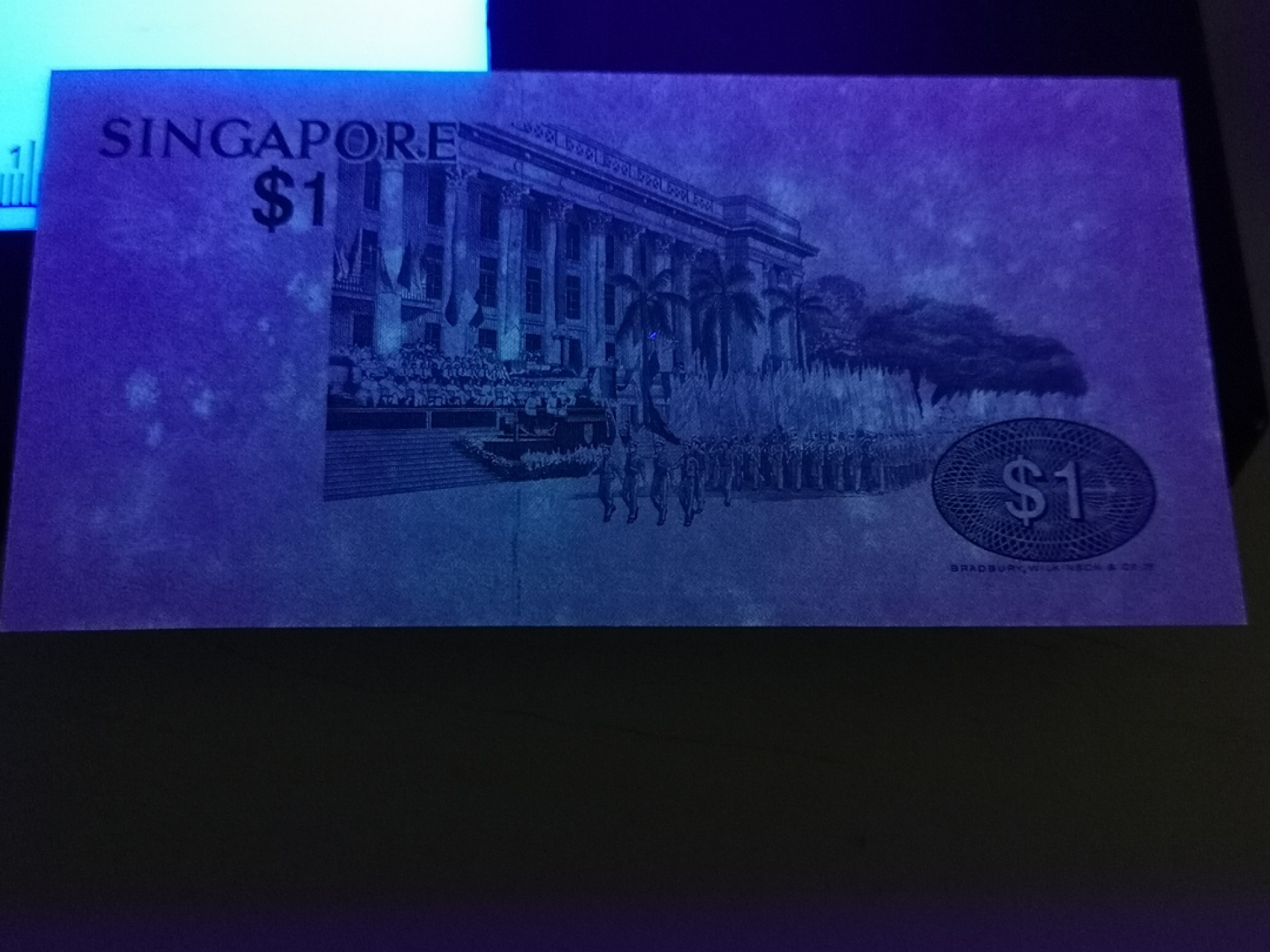 《外钞收藏家》第二百零四期 开曼群岛1张、新加坡2张、墨西哥1张共四张一起 全新 新加坡鸟版有些潮