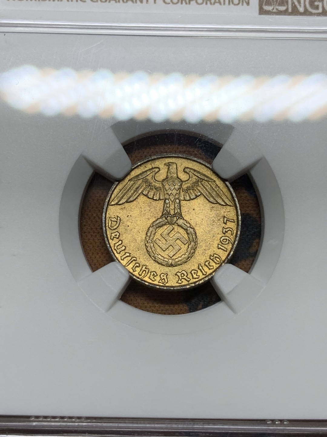 《竞宝斋》第98场-本周日，周一2场连拍（全场不限金额包邮） NGC-MS64 1937J 帝国5芬尼。金光闪闪的鹰徽辅币，高分不易