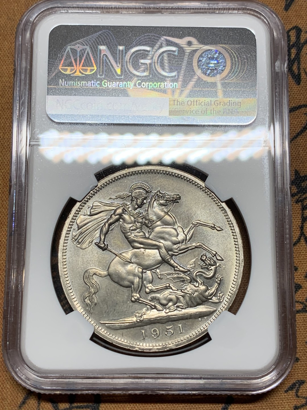 《竞宝斋》第98场-本周日，周一2场连拍（全场不限金额包邮） NGC-PL64 英国1951年乔治六世1克朗大镍币，最后的马剑。强镜面底板，经典圣乔治屠龙