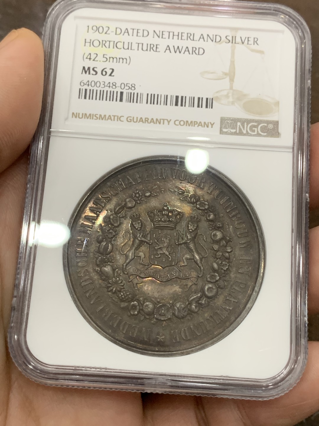 《竞宝斋》第98场-本周日，周一2场连拍（全场不限金额包邮） NGC MS62 1902年荷兰园艺博览会双狮盾徽银章 镜面底板 深五彩包浆