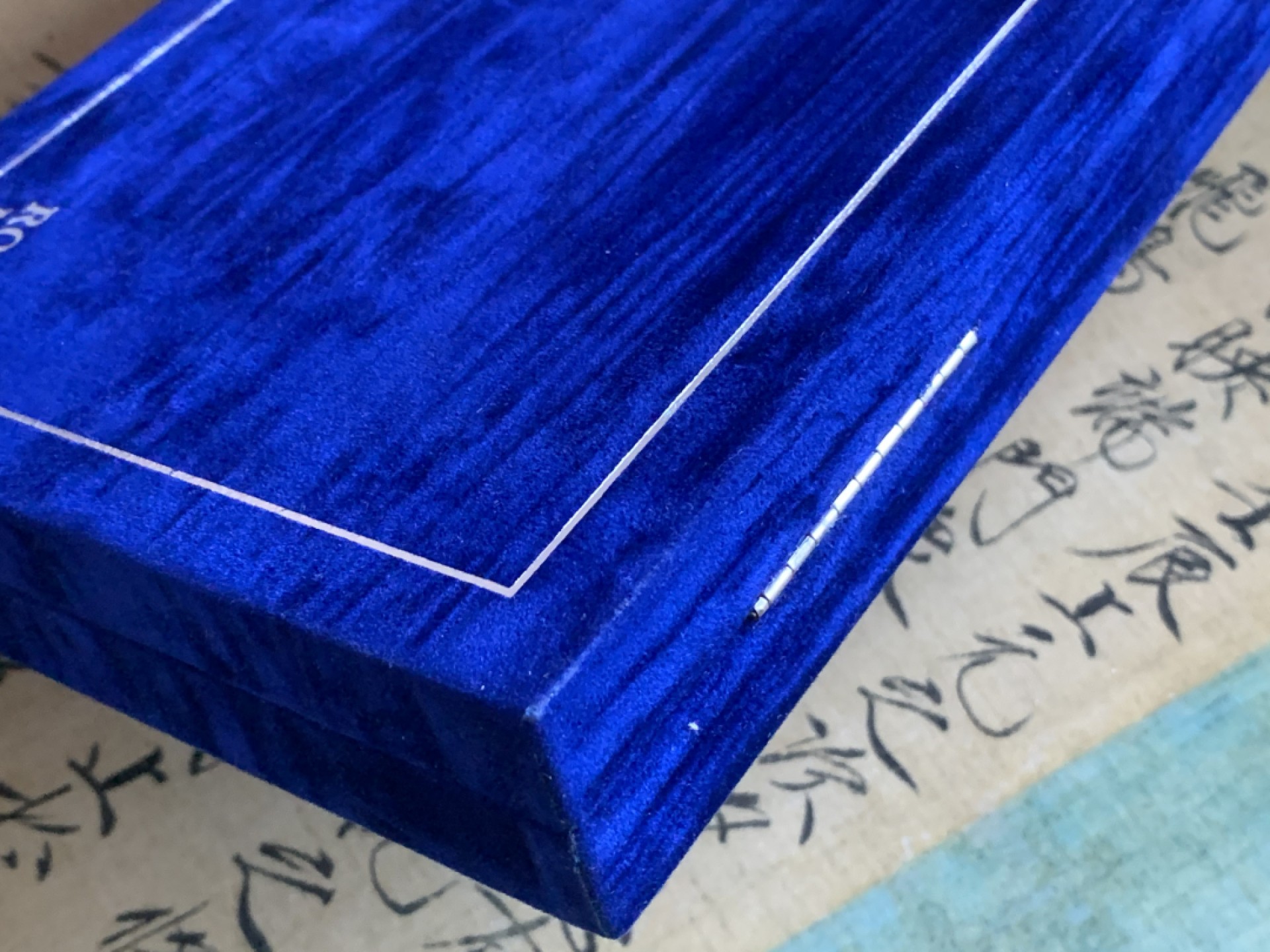 《竞宝斋》第98场-本周日，周一2场连拍（全场不限金额包邮） 2000年千禧年 英国精制全银套币 带濯足套币 国内极少见 原盒带齐全的证书 致敬永远的伊丽莎白二世女王