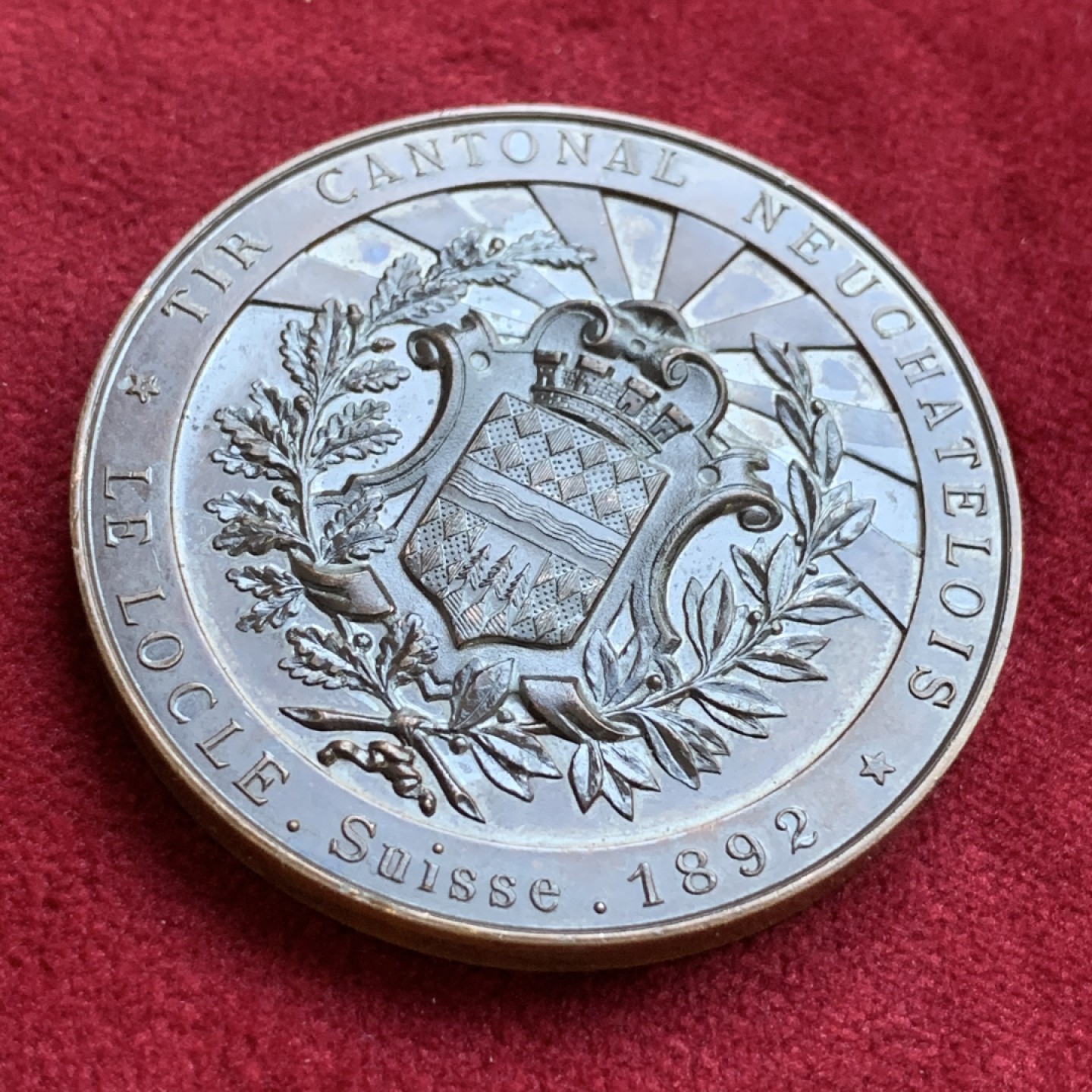 《竞宝斋》第98场-本周日，周一2场连拍（全场不限金额包邮） 瑞士1892力洛克射击节铜章原盒 表面有出厂清漆 所以品相保护的很好45mm42.7克