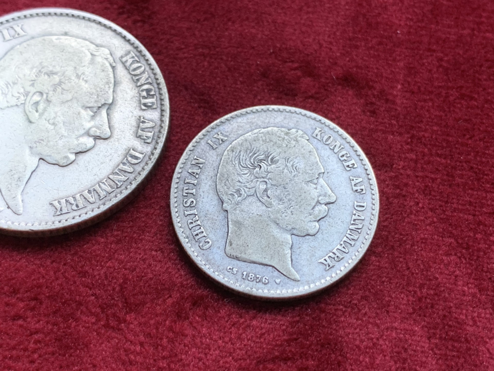 《竞宝斋》第98场-本周日，周一2场连拍（全场不限金额包邮） 丹麦银币一对 1876年海豚1克朗+1875年海豚2克朗 银币一对 少见品种