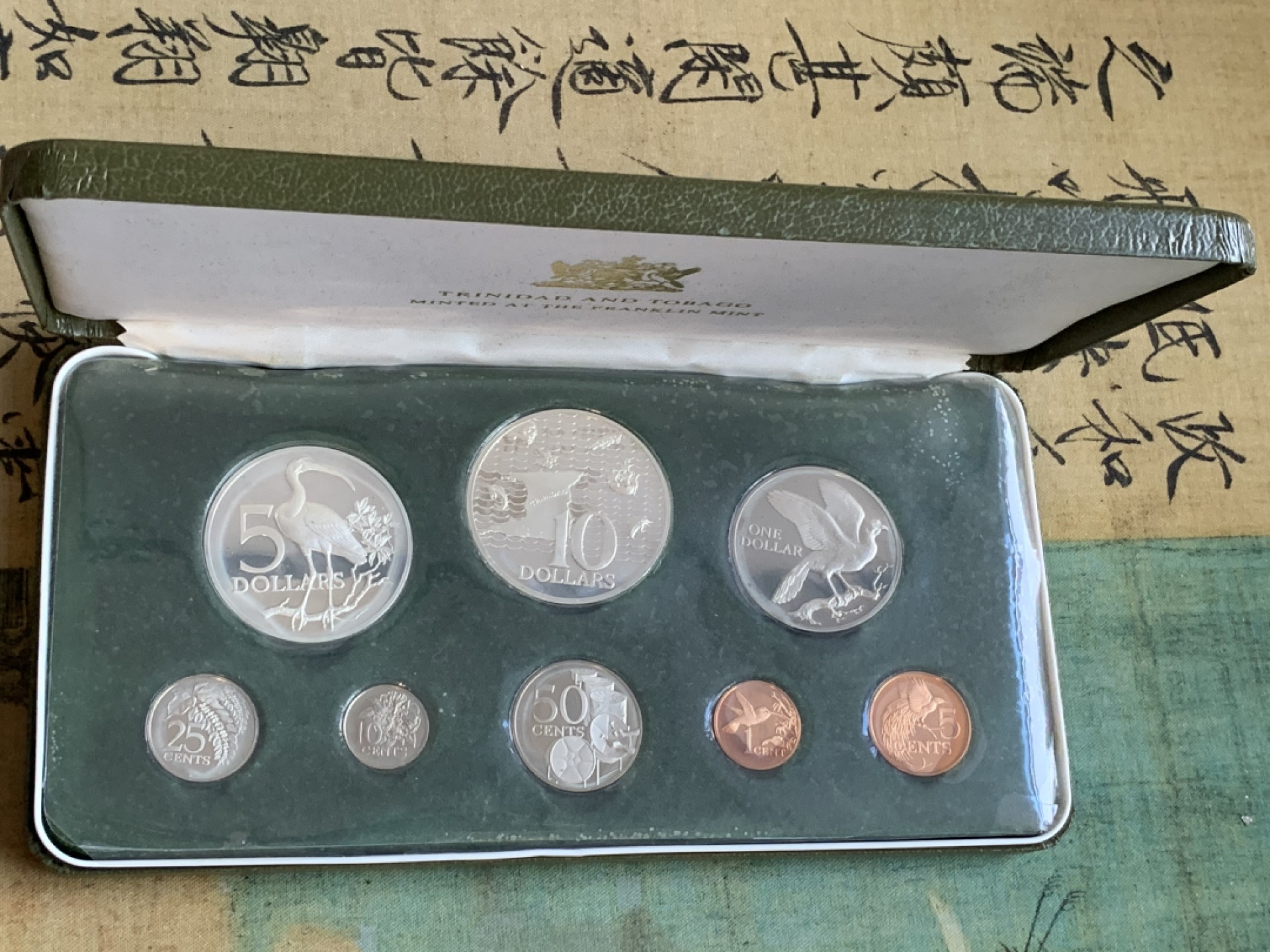 《竞宝斋》第98场-本周日，周一2场连拍（全场不限金额包邮） 特立尼达和多巴哥1974年8枚精制套币，带原盒带证书，其中5元、10元为银币（925银，直径40mm和42mm，重量27.9g和35g）