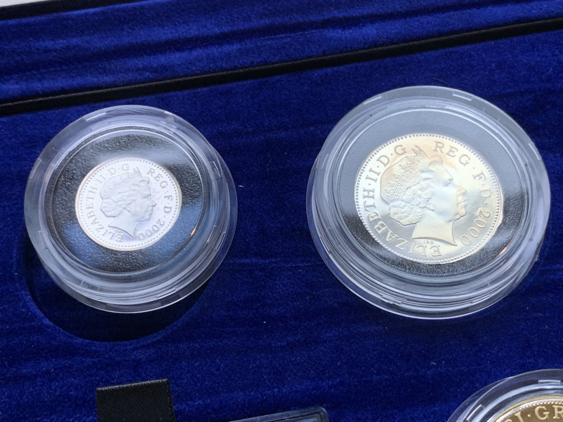 《竞宝斋》第98场-本周日，周一2场连拍（全场不限金额包邮） 2000年千禧年 英国精制全银套币 带濯足套币 国内极少见 原盒带齐全的证书 致敬永远的伊丽莎白二世女王