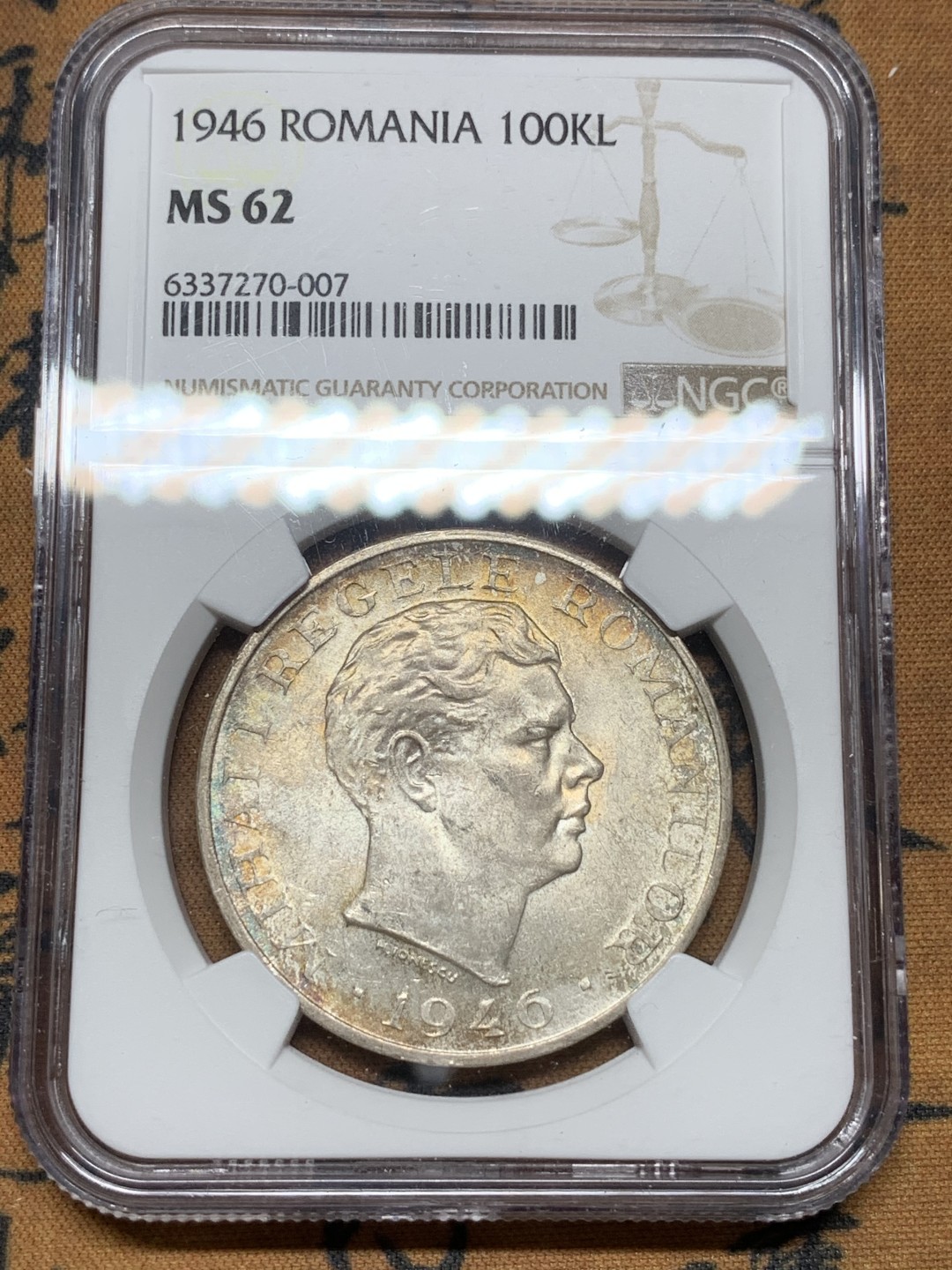 《竞宝斋》第98场-本周日，周一2场连拍（全场不限金额包邮） NGC-MS62 罗马尼亚1946年 100000列伊大银币 原光带金彩 非常漂亮