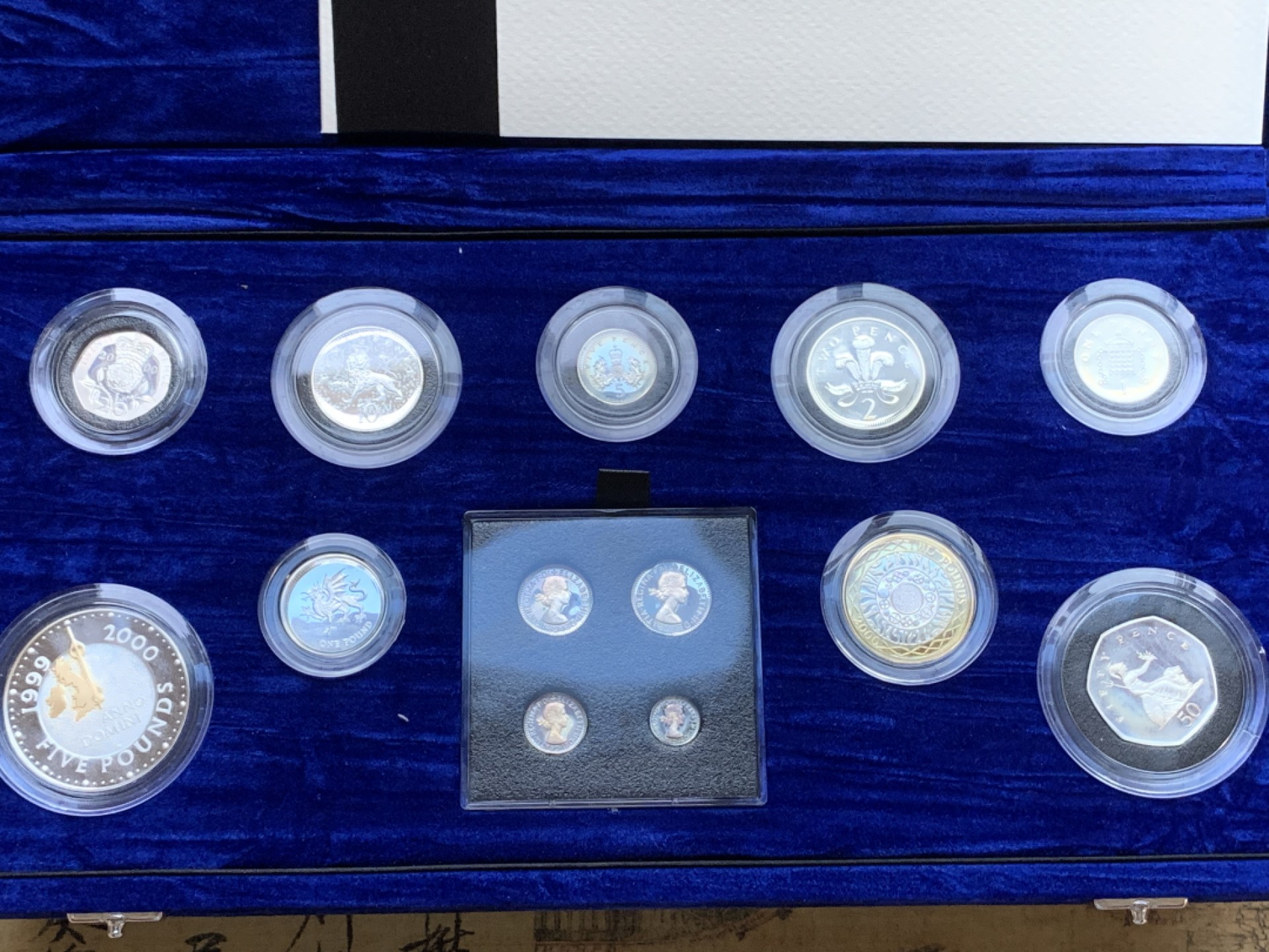 《竞宝斋》第98场-本周日，周一2场连拍（全场不限金额包邮） 2000年千禧年 英国精制全银套币 带濯足套币 国内极少见 原盒带齐全的证书 致敬永远的伊丽莎白二世女王