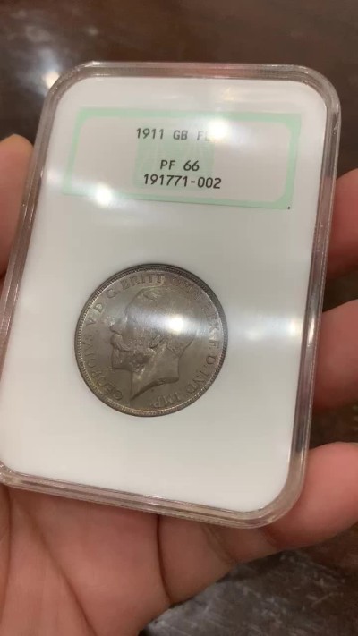 《竞宝斋》第98场-本周日，周一2场连拍（全场不限金额包邮） NGC PR66 顶级！英国1911精制弗罗林，n最早一代的盒子极具收藏价值，乔五人像深俊，五彩镜面，比同版半克朗和先令要少