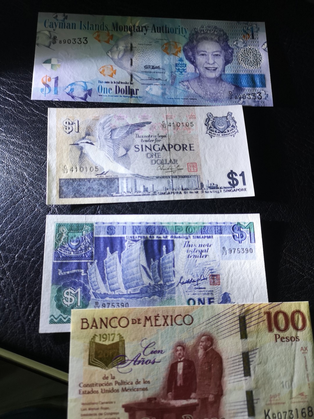 《外钞收藏家》第二百零四期 开曼群岛1张、新加坡2张、墨西哥1张共四张一起 全新 新加坡鸟版有些潮
