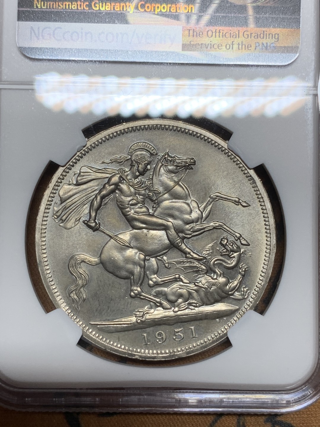 《竞宝斋》第98场-本周日，周一2场连拍（全场不限金额包邮） NGC-PL64 英国1951年乔治六世1克朗大镍币，最后的马剑。强镜面底板，经典圣乔治屠龙