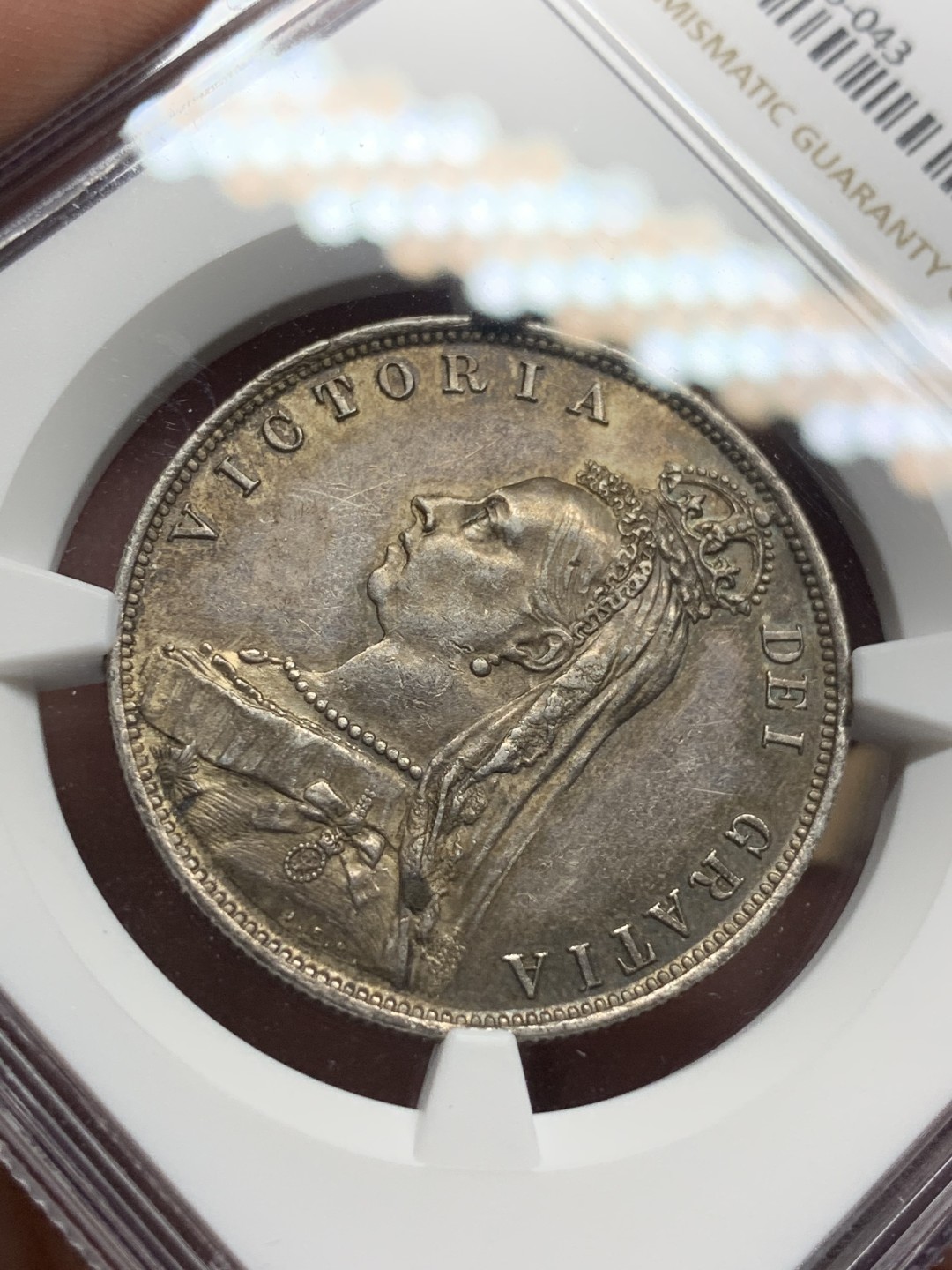 《竞宝斋》第98场-本周日，周一2场连拍（全场不限金额包邮） NGC AU58 五彩英国1887年维多利亚女王高冠半克朗银币