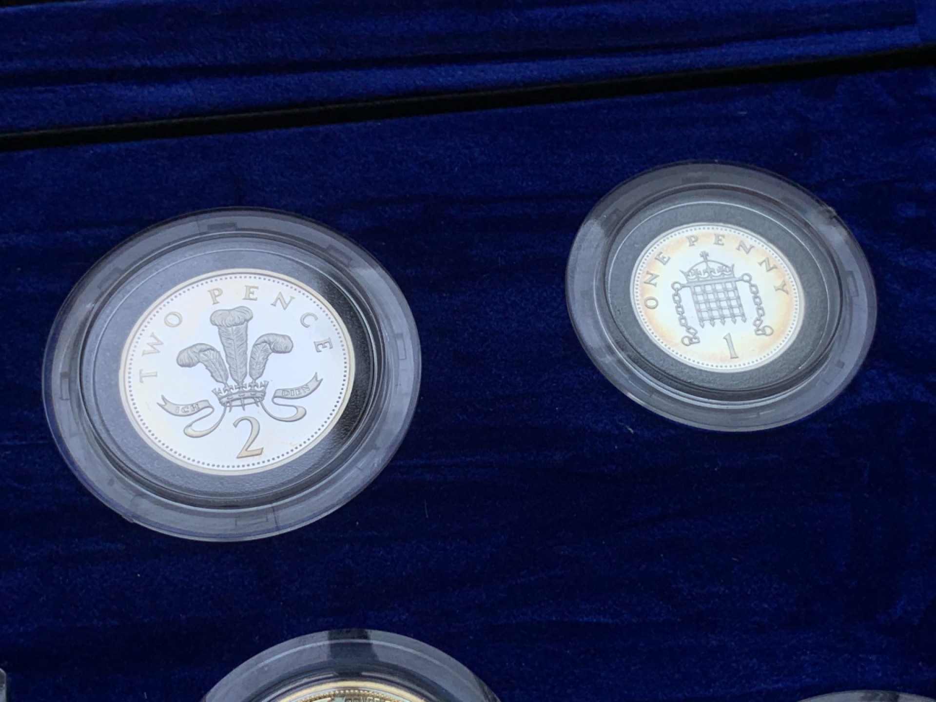 《竞宝斋》第98场-本周日，周一2场连拍（全场不限金额包邮） 2000年千禧年 英国精制全银套币 带濯足套币 国内极少见 原盒带齐全的证书 致敬永远的伊丽莎白二世女王