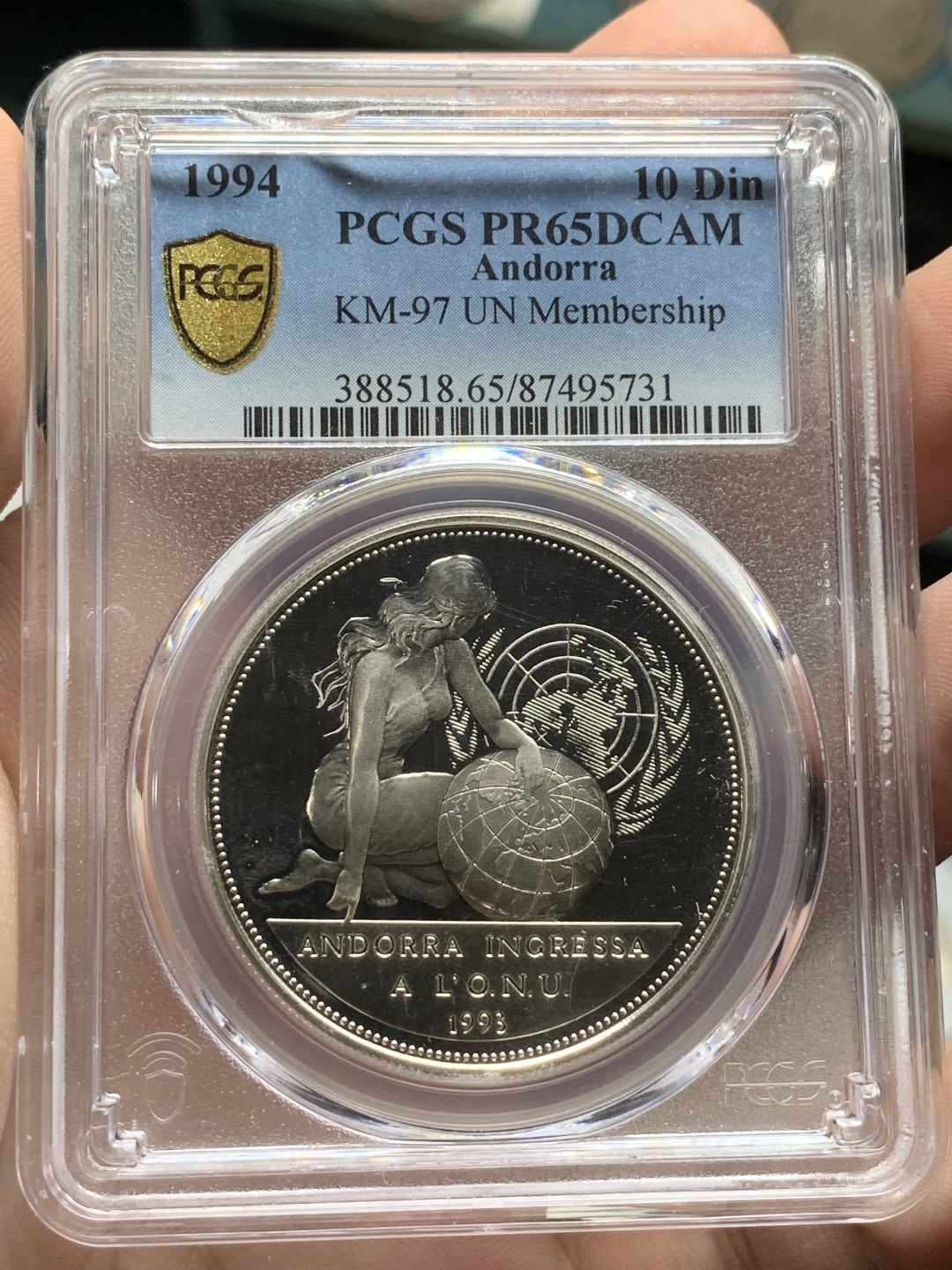 《竞宝斋》第98场-本周日，周一2场连拍（全场不限金额包邮） PCGS-PR65DCAM 1994年 安道尔10第纳尔精制大银，加入联合国纪念，手抚地球的长发女神。盒子有小磕，保存无碍。见图