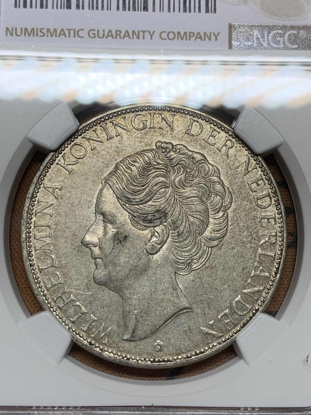 《竞宝斋》第98场-本周日，周一2场连拍（全场不限金额包邮） NGC-AU58 荷兰1933年 威廉米娜女王 深发版 2.5盾大银币 原味带光 比较漂亮