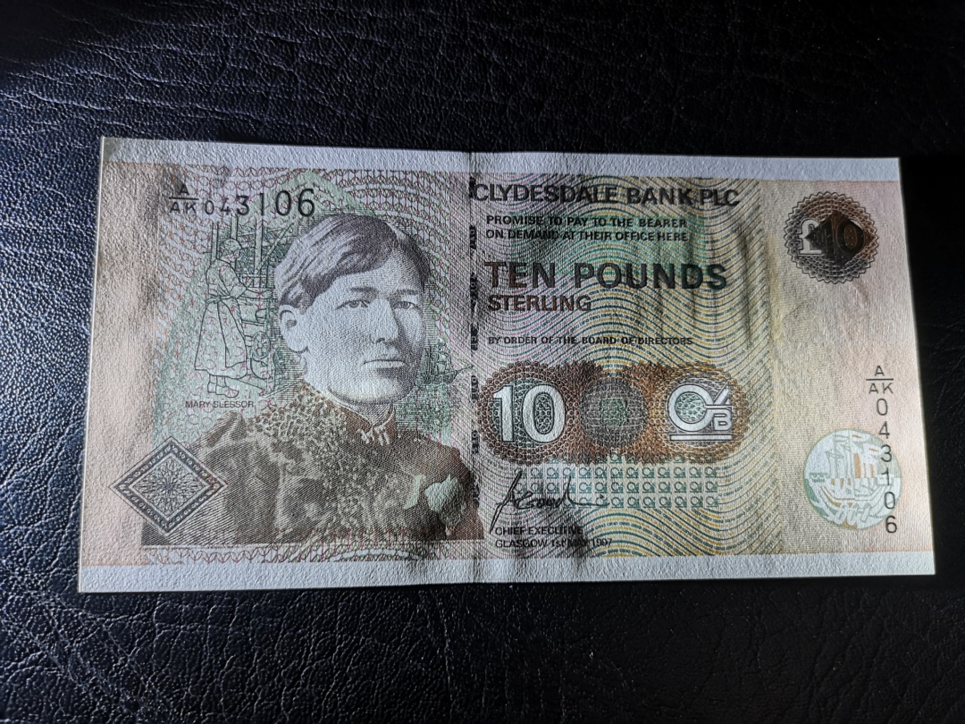 《外钞收藏家》第二百零五期 苏格兰经典专场👍 克莱斯戴尔银行-1997-10镑	A/AK 043106	P-226	《苏格兰传教士施勒塞》纪念钞	全新UNC