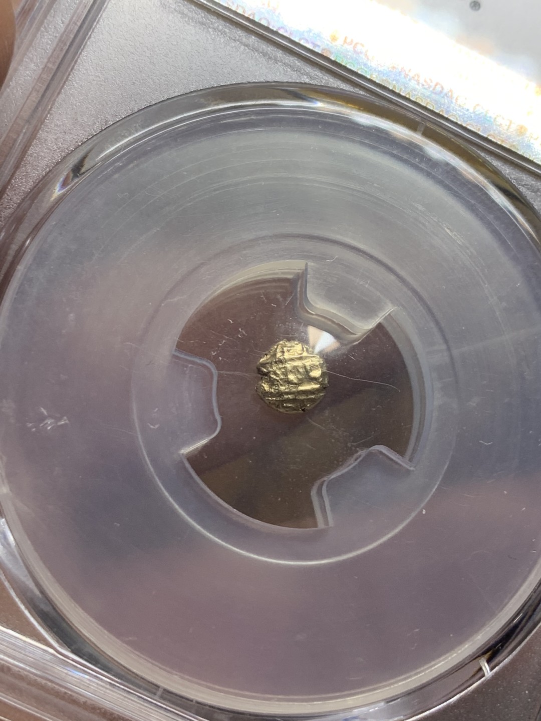 《竞宝斋》第98场-本周日，周一2场连拍（全场不限金额包邮） PCGS MS63 原光印度1638-1662年间迈索尔1法南金币，正面毗湿奴神像，背面印度文字，盒子背面有小磕