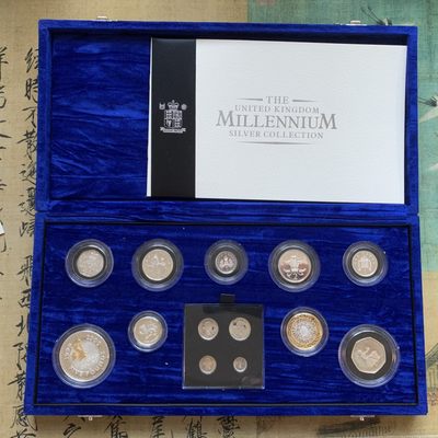 《竞宝斋》第98场-本周日，周一2场连拍（全场不限金额包邮） - 2000年千禧年 英国精制全银套币 带濯足套币 国内极少见 原盒带齐全的证书 致敬永远的伊丽莎白二世女王