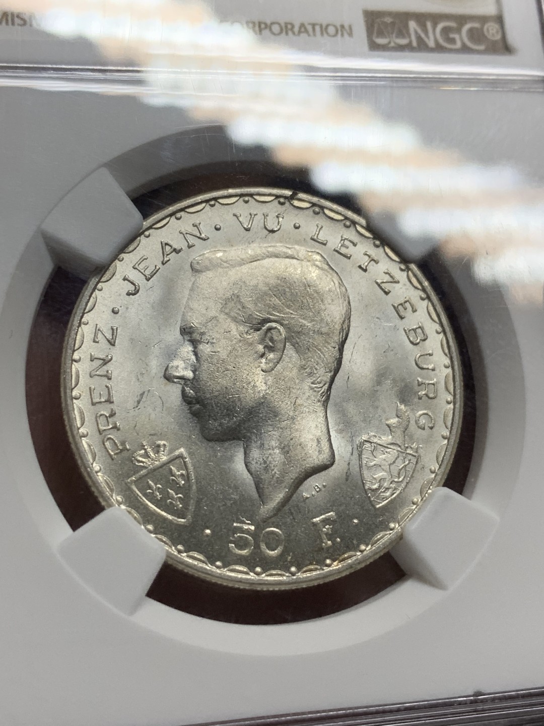 《竞宝斋》第98场-本周日，周一2场连拍（全场不限金额包邮） NGC-MS63 卢森堡 1946年 约翰 50法郎 银币 马剑 深打 品相很好 NGC给分保守了