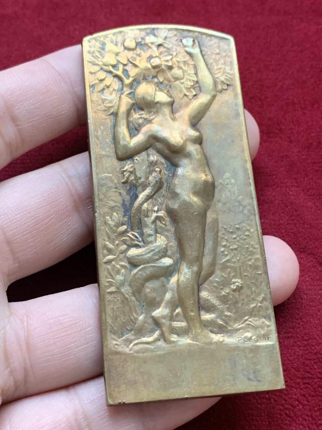 《竞宝斋》第98场-本周日，周一2场连拍（全场不限金额包邮） 法国新艺术时期异形铜章，偷食禁果的夏娃。Lenoir大师名誉作品，边铭三角+Bronze。刻画精美，铜光泛彩，稀见的品种 宽36.5高85.5mm