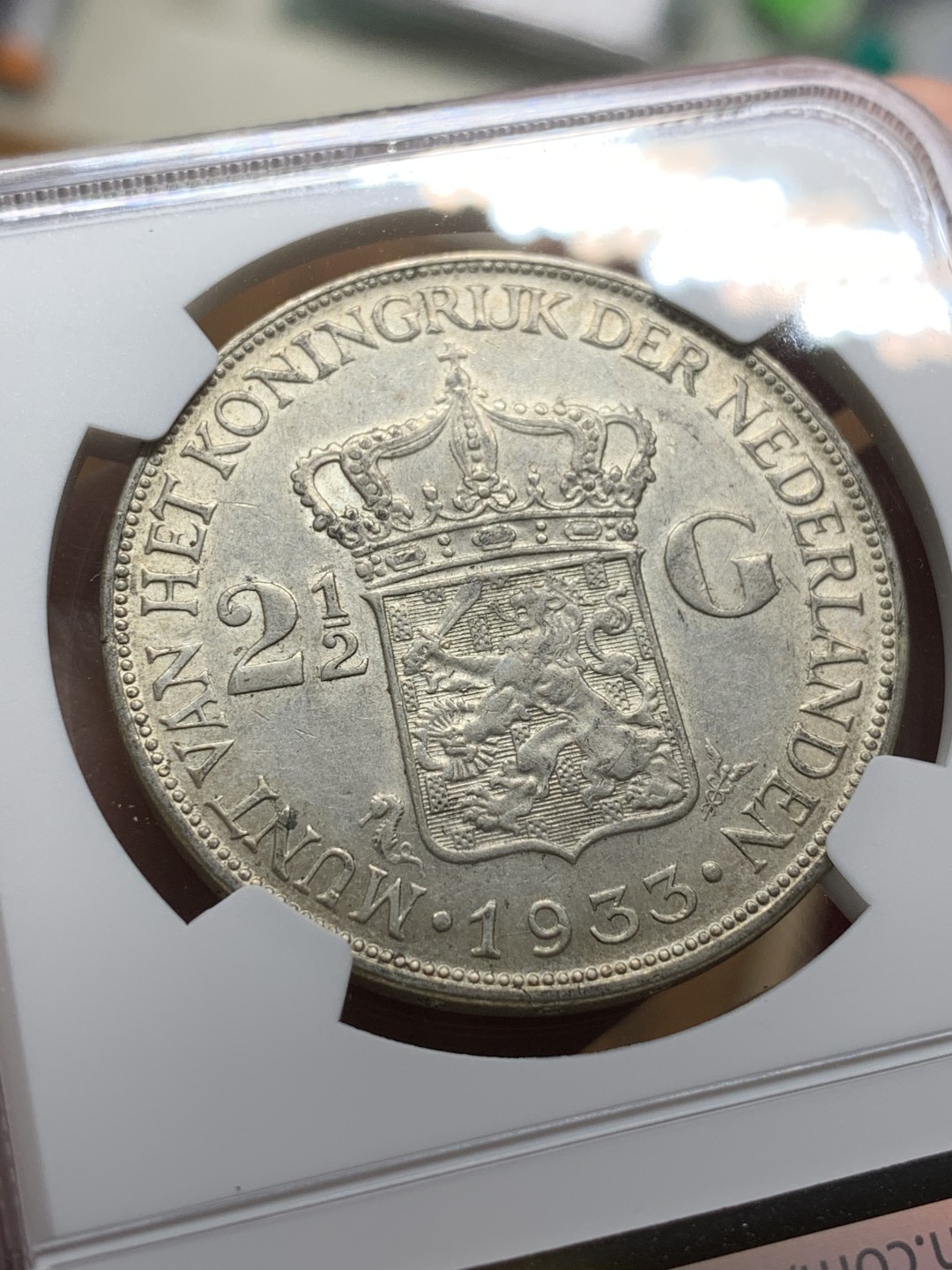 《竞宝斋》第98场-本周日，周一2场连拍（全场不限金额包邮） NGC-AU58 荷兰1933年 威廉米娜女王 深发版 2.5盾大银币 原味带光 比较漂亮