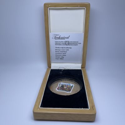 零佣金，「铜匠收藏」英国精制套币银币专场 第十场拍卖，期待您的参与 - 2007 英属库克群岛 彩色 铜镀金 1克朗 永远的传奇 甲壳虫乐队邮票 纪念币 直径：65mm 重：100克