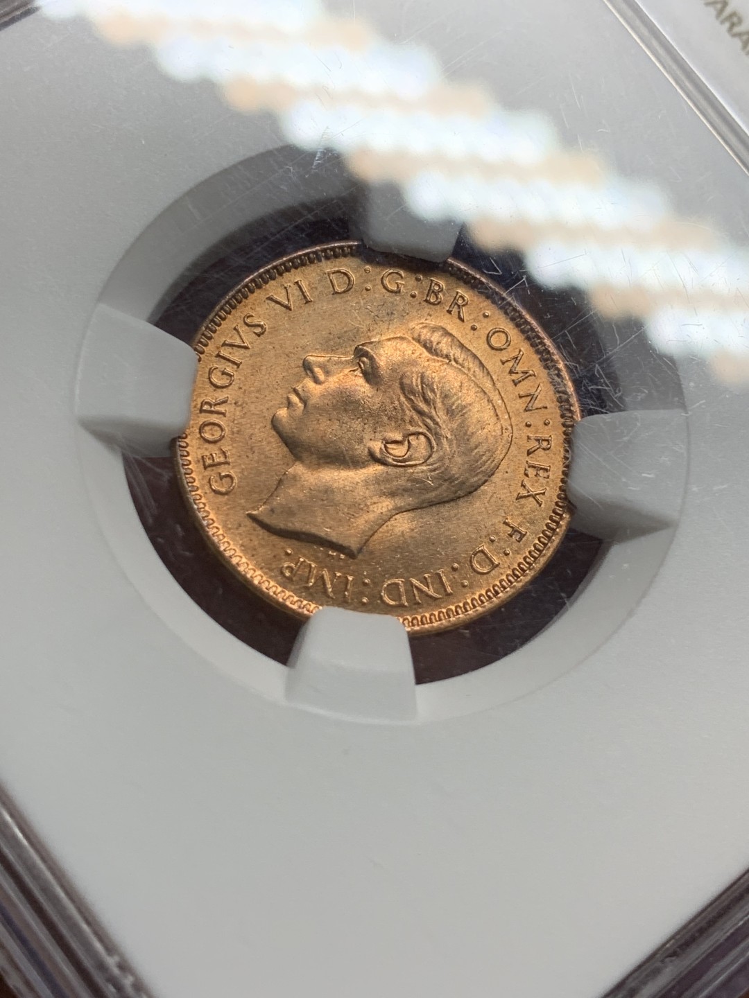 《竞宝斋》第98场-本周日，周一2场连拍（全场不限金额包邮） NGC-MS65RD 英国 1943年 亚军分 乔治六世 小鸟 1/4便士 铜币 更高分仅一枚 卷拆极美品 非常漂亮