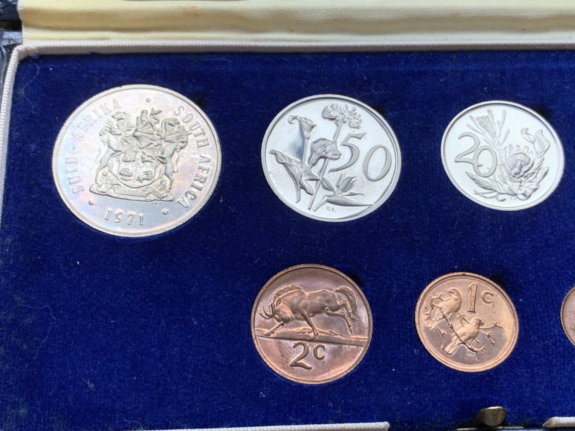 《竞宝斋》第98场-本周日，周一2场连拍（全场不限金额包邮） 南非1971年8枚精制套币，带原盒 细节如图