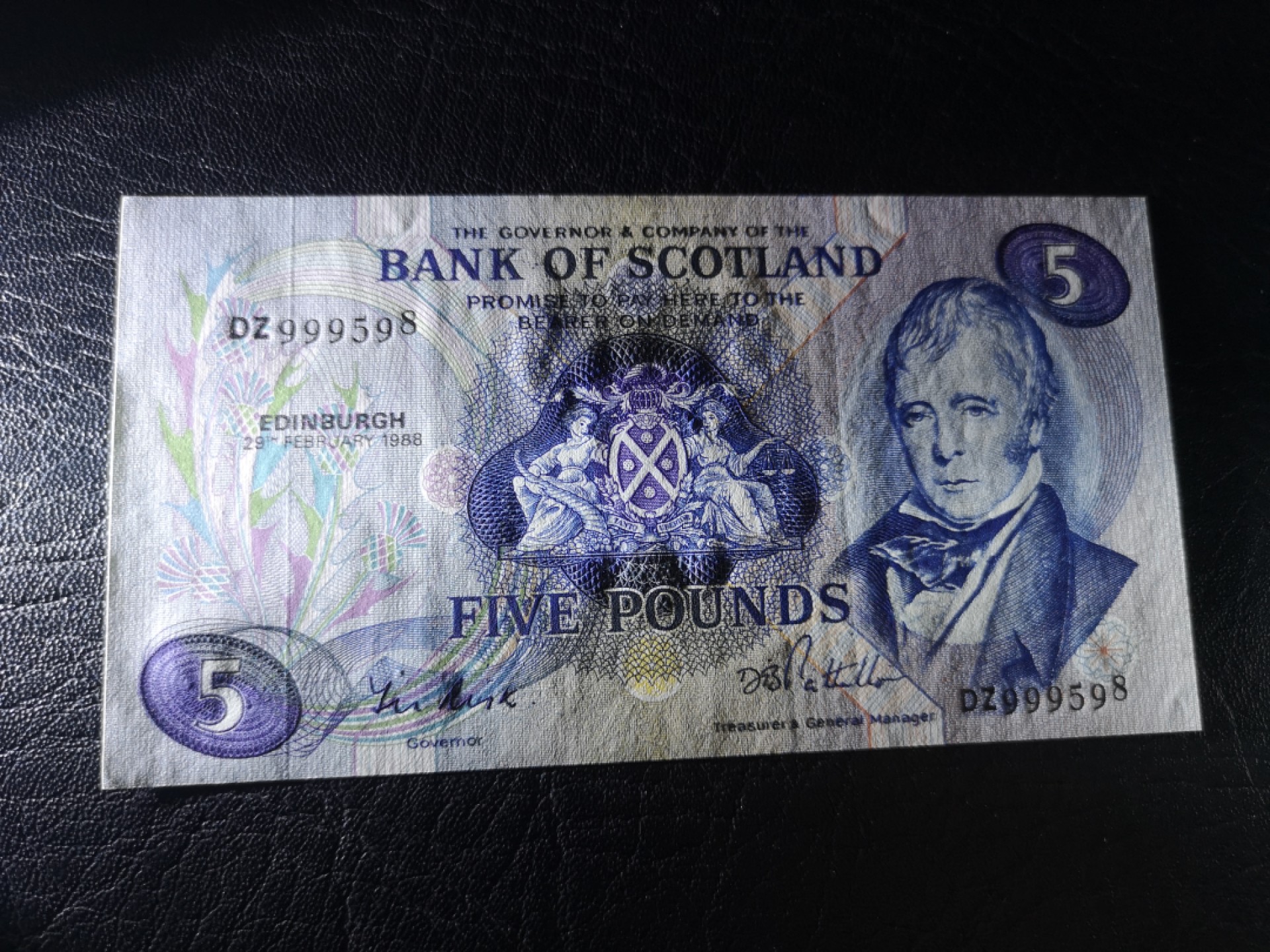 《外钞收藏家》第二百零五期 苏格兰经典专场👍 苏格兰银行-1988-1镑	E/3 0394052	 P-111  全新有一个极小的荧光瑕疵  另一张苏格兰银行-1988-5镑	DZ 999598	P-112疑似有折 两张一起