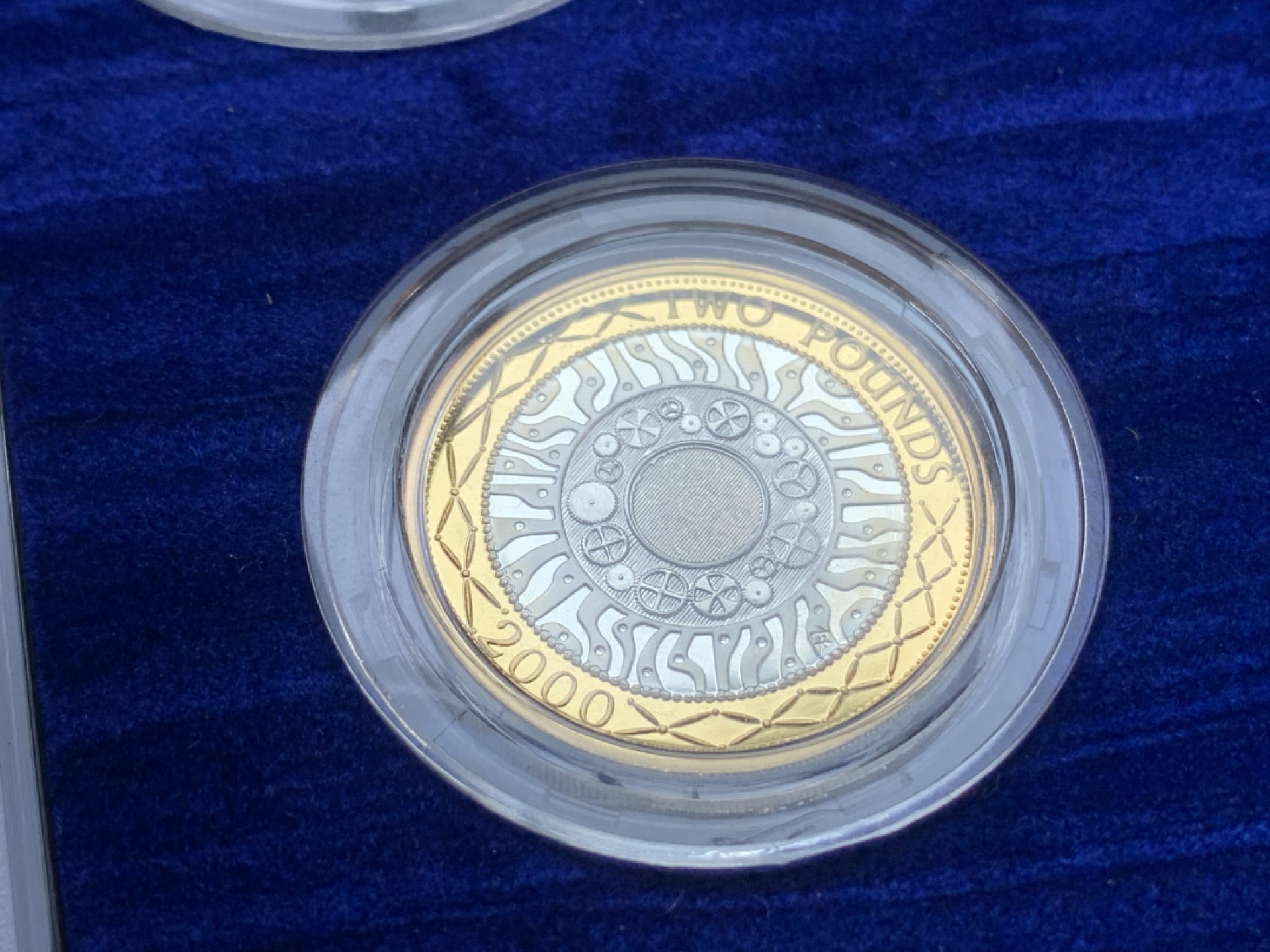 《竞宝斋》第98场-本周日，周一2场连拍（全场不限金额包邮） 2000年千禧年 英国精制全银套币 带濯足套币 国内极少见 原盒带齐全的证书 致敬永远的伊丽莎白二世女王