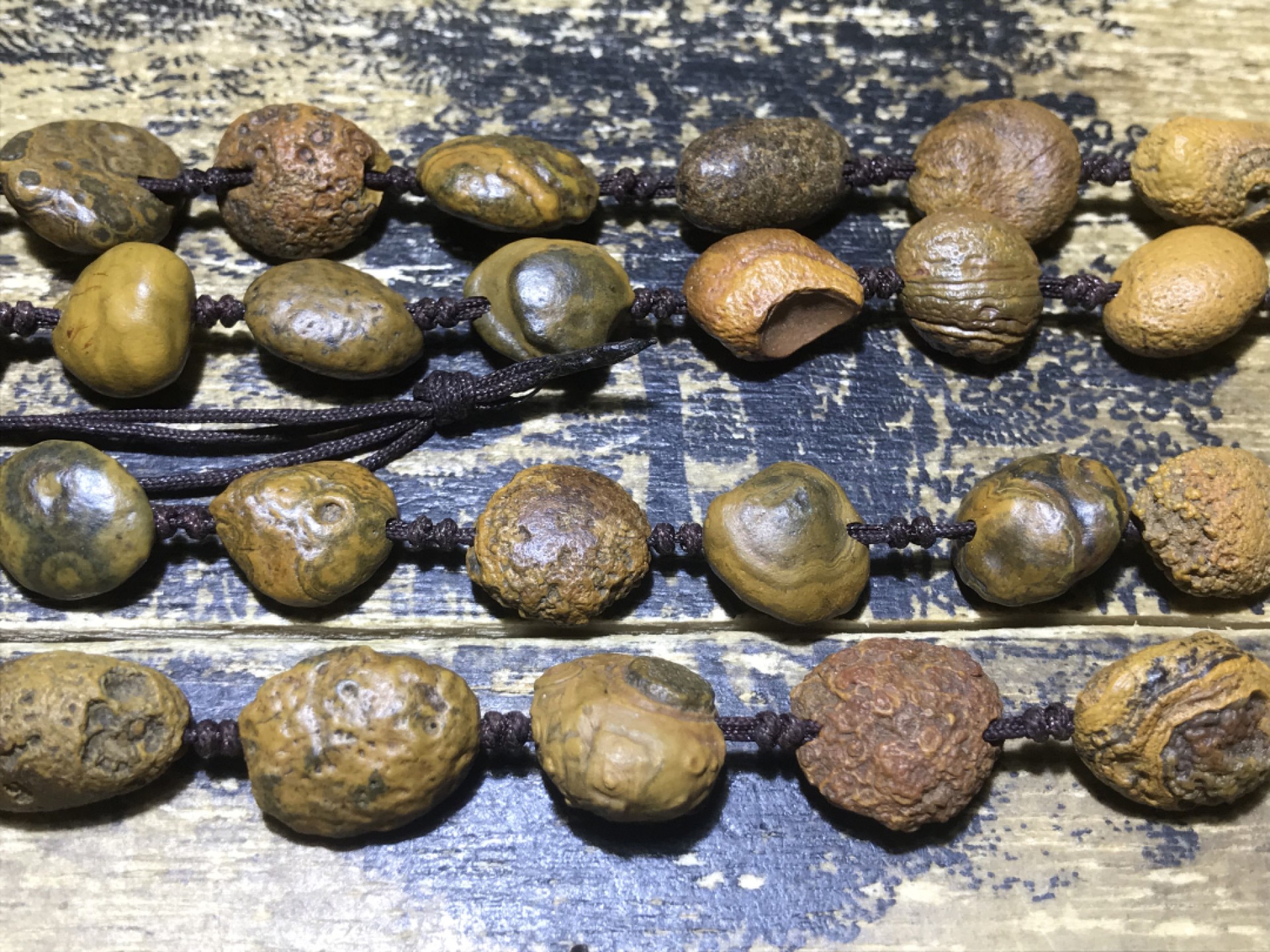 精美天然九眼页岩天珠珠原石项链一条！