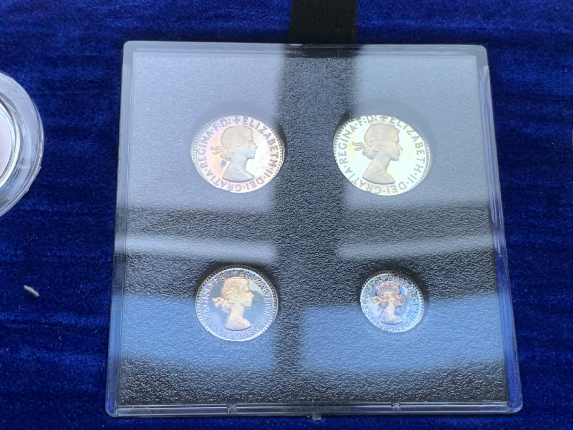 《竞宝斋》第98场-本周日，周一2场连拍（全场不限金额包邮） 2000年千禧年 英国精制全银套币 带濯足套币 国内极少见 原盒带齐全的证书 致敬永远的伊丽莎白二世女王