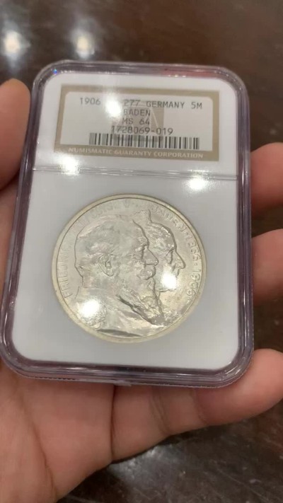 《竞宝斋》第98场-本周日，周一2场连拍（全场不限金额包邮） NGC-MS64 德国巴登1906年5马克银币，好题材金婚纪念5马克，NGC老白盒