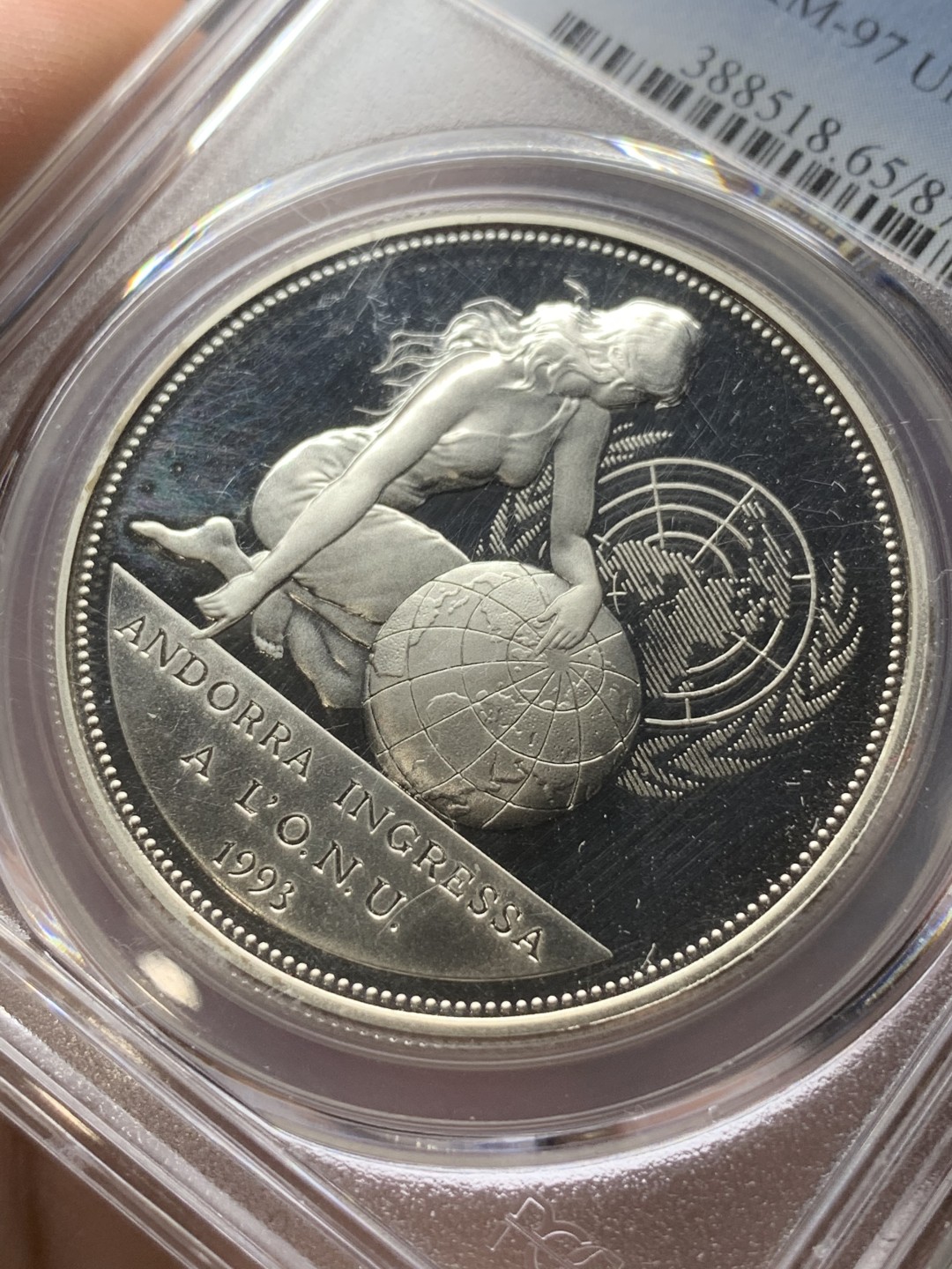 《竞宝斋》第98场-本周日，周一2场连拍（全场不限金额包邮） PCGS-PR65DCAM 1994年 安道尔10第纳尔精制大银，加入联合国纪念，手抚地球的长发女神。盒子有小磕，保存无碍。见图