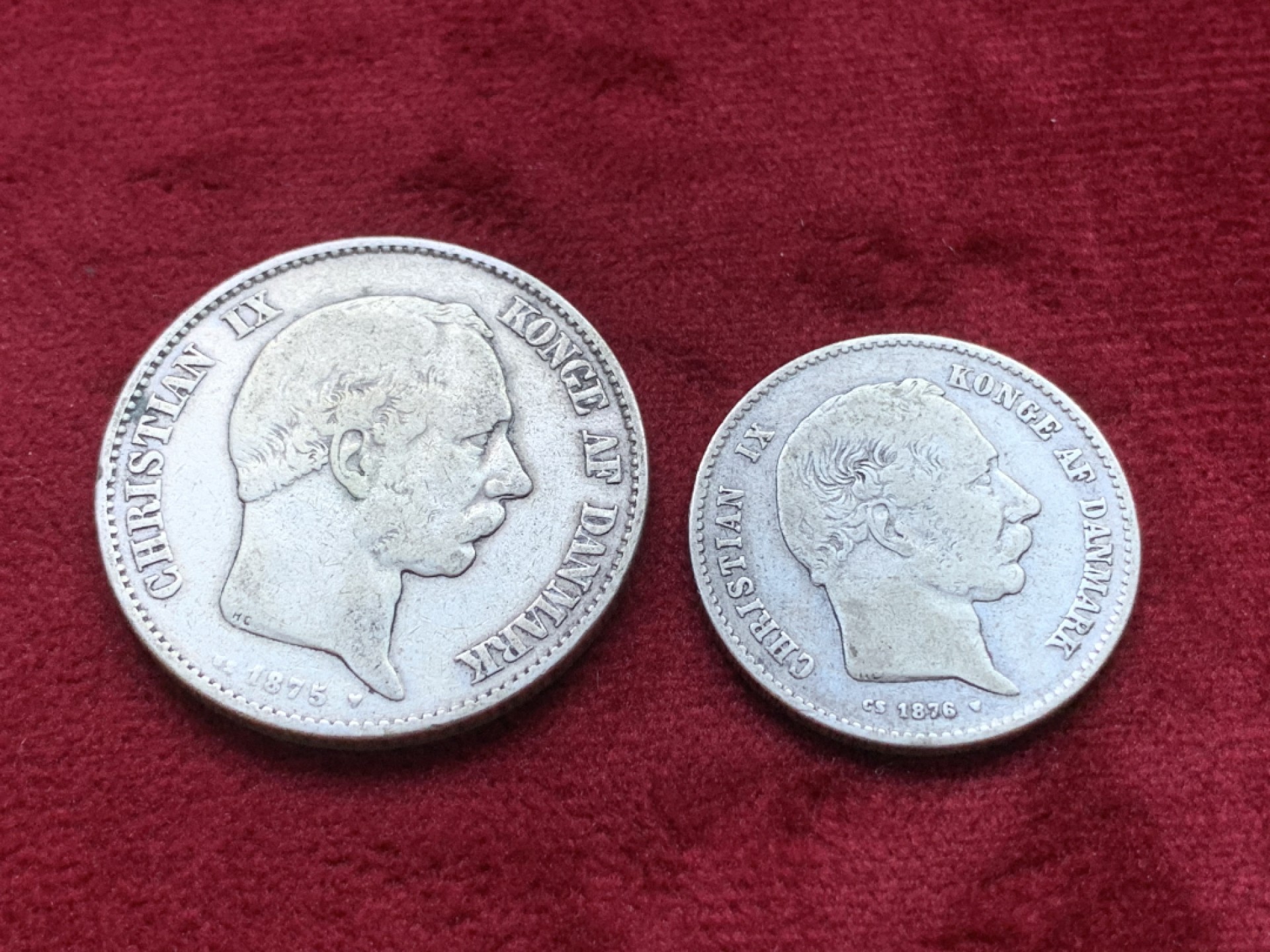 《竞宝斋》第98场-本周日，周一2场连拍（全场不限金额包邮） 丹麦银币一对 1876年海豚1克朗+1875年海豚2克朗 银币一对 少见品种