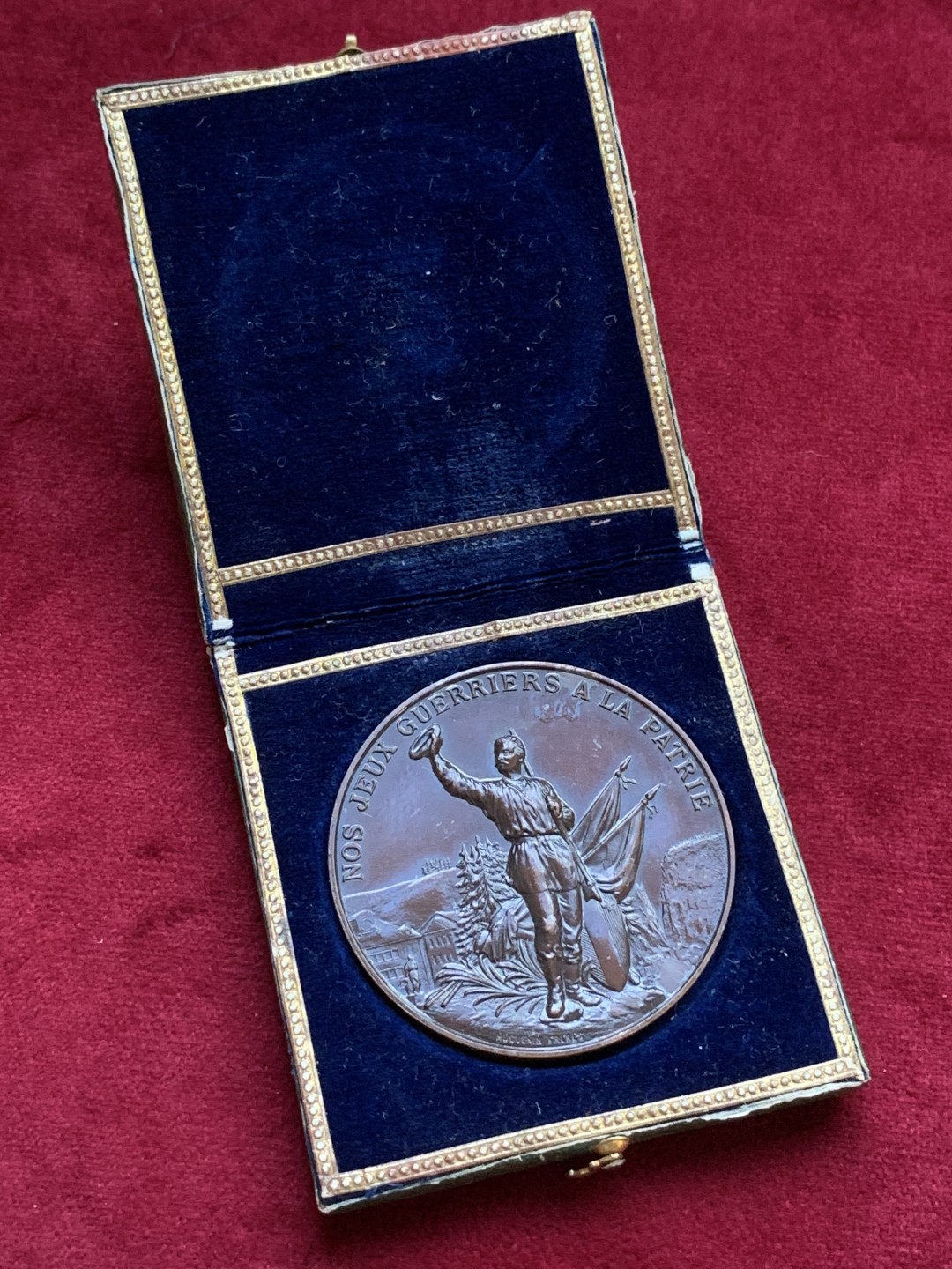 《竞宝斋》第98场-本周日，周一2场连拍（全场不限金额包邮） 瑞士1892力洛克射击节铜章原盒 表面有出厂清漆 所以品相保护的很好45mm42.7克