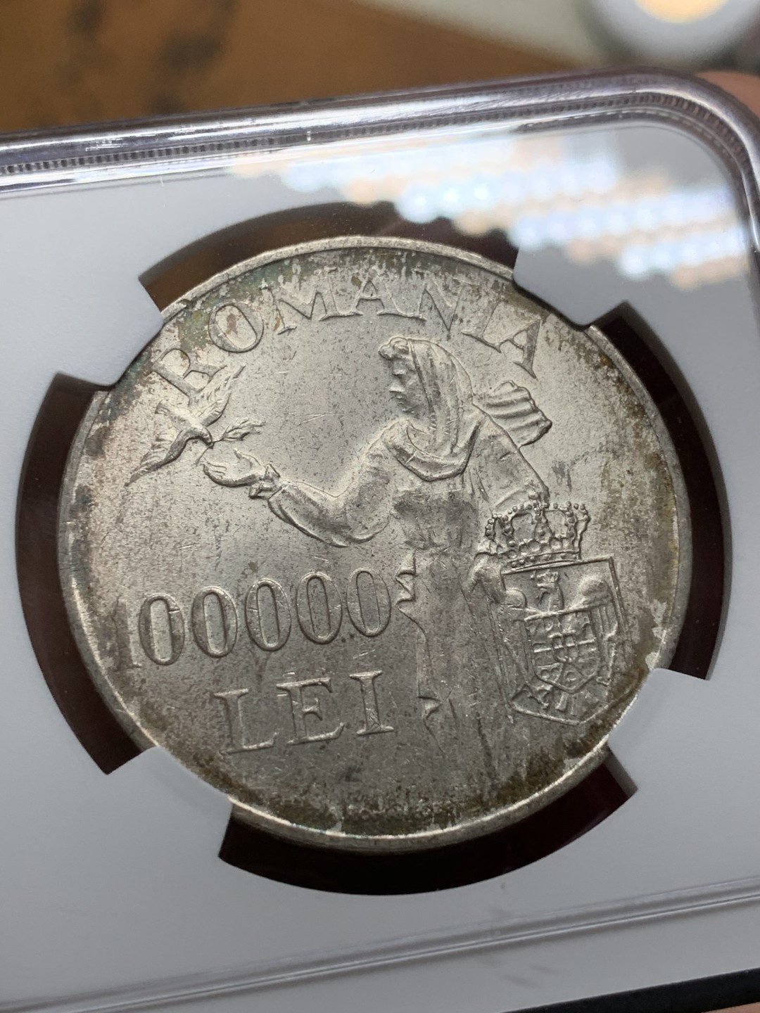 《竞宝斋》第98场-本周日，周一2场连拍（全场不限金额包邮） NGC-MS62 罗马尼亚1946年 100000列伊大银币 原光带金彩 非常漂亮