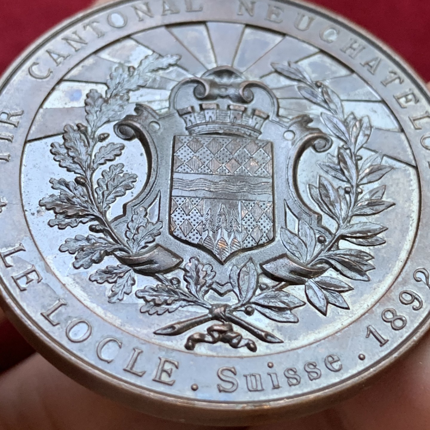 《竞宝斋》第98场-本周日，周一2场连拍（全场不限金额包邮） 瑞士1892力洛克射击节铜章原盒 表面有出厂清漆 所以品相保护的很好45mm42.7克