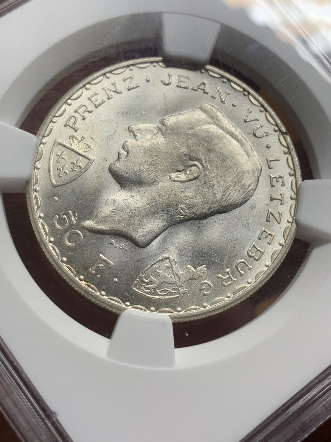 《竞宝斋》第98场-本周日，周一2场连拍（全场不限金额包邮） NGC-MS63 卢森堡 1946年 约翰 50法郎 银币 马剑 深打 品相很好 NGC给分保守了