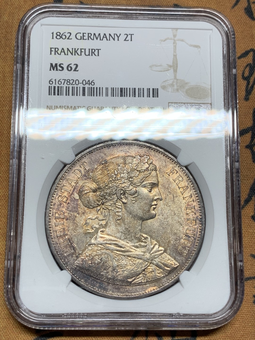 《竞宝斋》第98场-本周日，周一2场连拍（全场不限金额包邮） NGC-MS62 德国 1862 法兰克福 少女 2泰勒 大银币 灰彩色包浆 状态不错 37克大银币