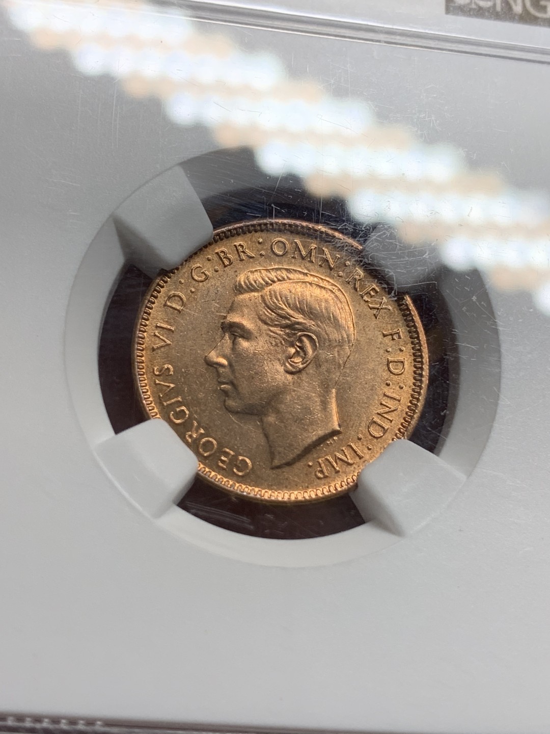 《竞宝斋》第98场-本周日，周一2场连拍（全场不限金额包邮） NGC-MS65RD 英国 1943年 亚军分 乔治六世 小鸟 1/4便士 铜币 更高分仅一枚 卷拆极美品 非常漂亮