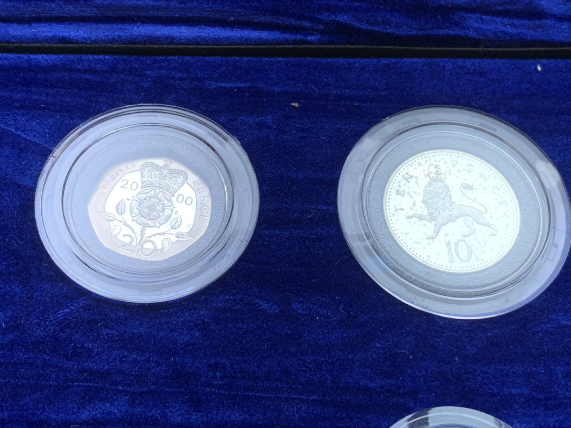 《竞宝斋》第98场-本周日，周一2场连拍（全场不限金额包邮） 2000年千禧年 英国精制全银套币 带濯足套币 国内极少见 原盒带齐全的证书 致敬永远的伊丽莎白二世女王