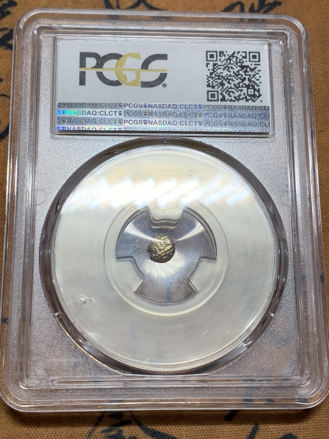 《竞宝斋》第98场-本周日，周一2场连拍（全场不限金额包邮） PCGS MS63 原光印度1638-1662年间迈索尔1法南金币，正面毗湿奴神像，背面印度文字，盒子背面有小磕