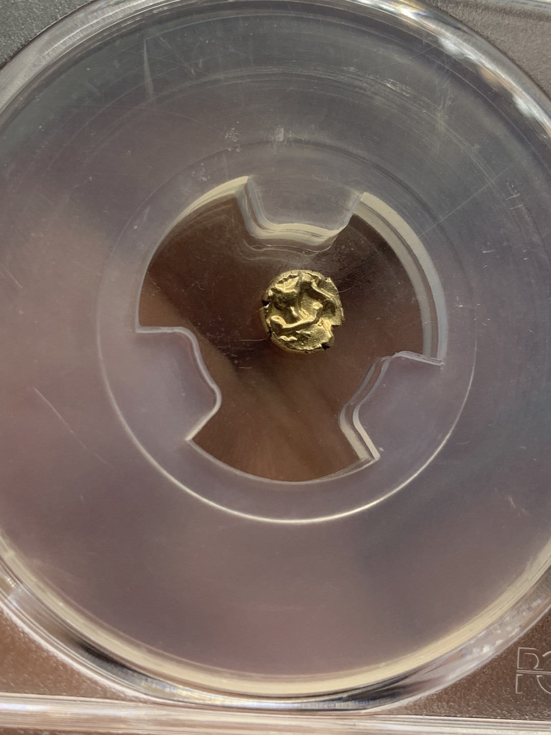 《竞宝斋》第98场-本周日，周一2场连拍（全场不限金额包邮） PCGS MS63 原光印度1638-1662年间迈索尔1法南金币，正面毗湿奴神像，背面印度文字，盒子背面有小磕