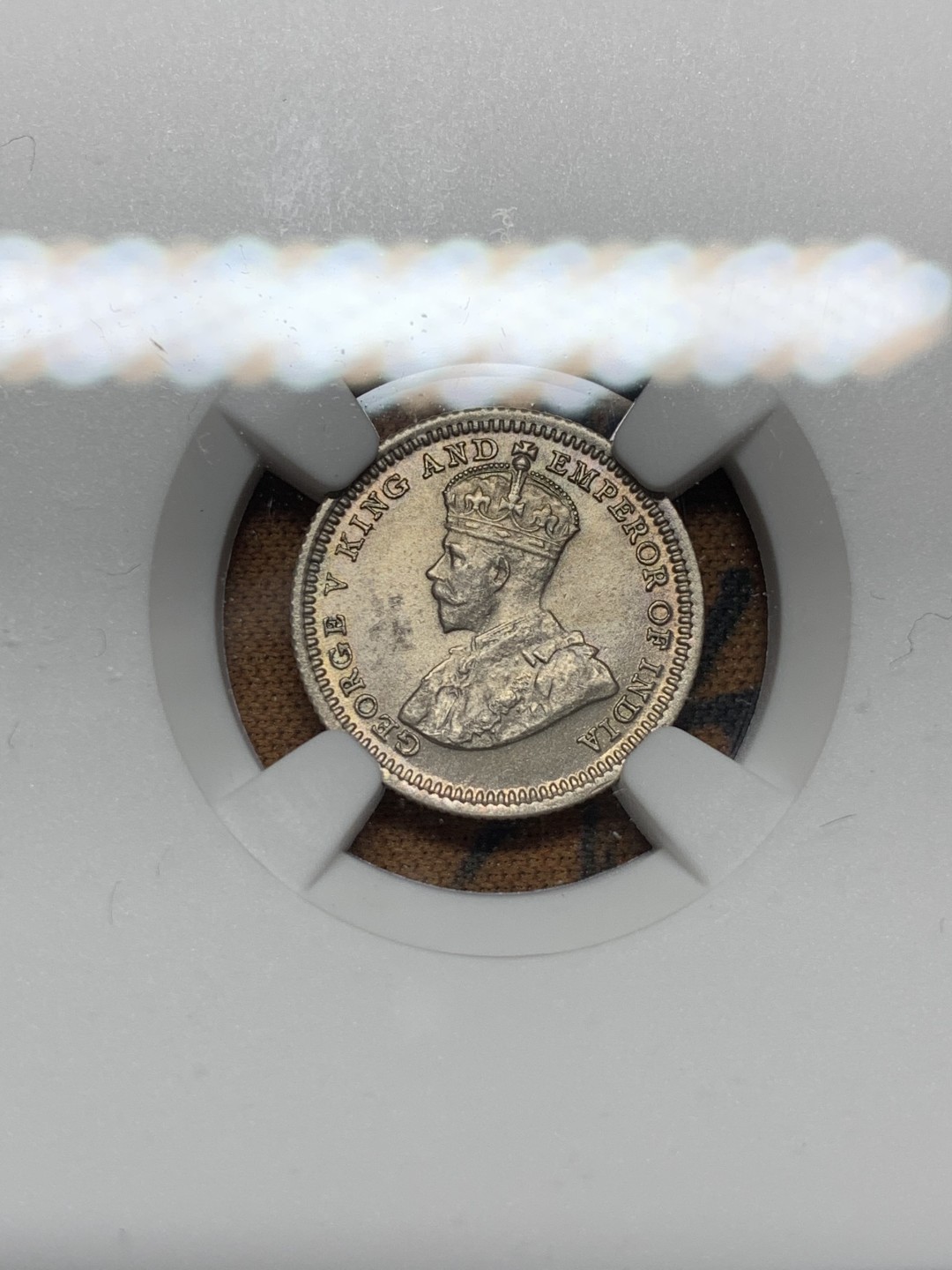 《竞宝斋》第98场-本周日，周一2场连拍（全场不限金额包邮） NGC-UNCD 香港1935年 乔五 五仙 白铜币  状态好 未流通品