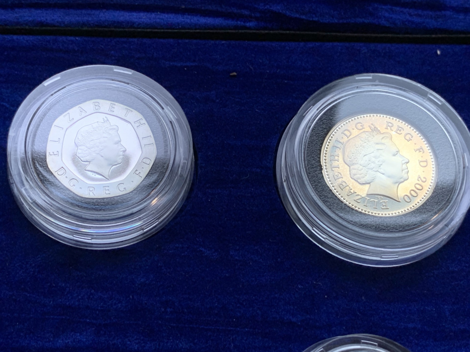 《竞宝斋》第98场-本周日，周一2场连拍（全场不限金额包邮） 2000年千禧年 英国精制全银套币 带濯足套币 国内极少见 原盒带齐全的证书 致敬永远的伊丽莎白二世女王