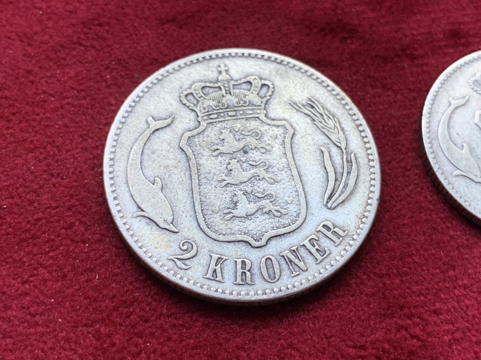 《竞宝斋》第98场-本周日，周一2场连拍（全场不限金额包邮） 丹麦银币一对 1876年海豚1克朗+1875年海豚2克朗 银币一对 少见品种