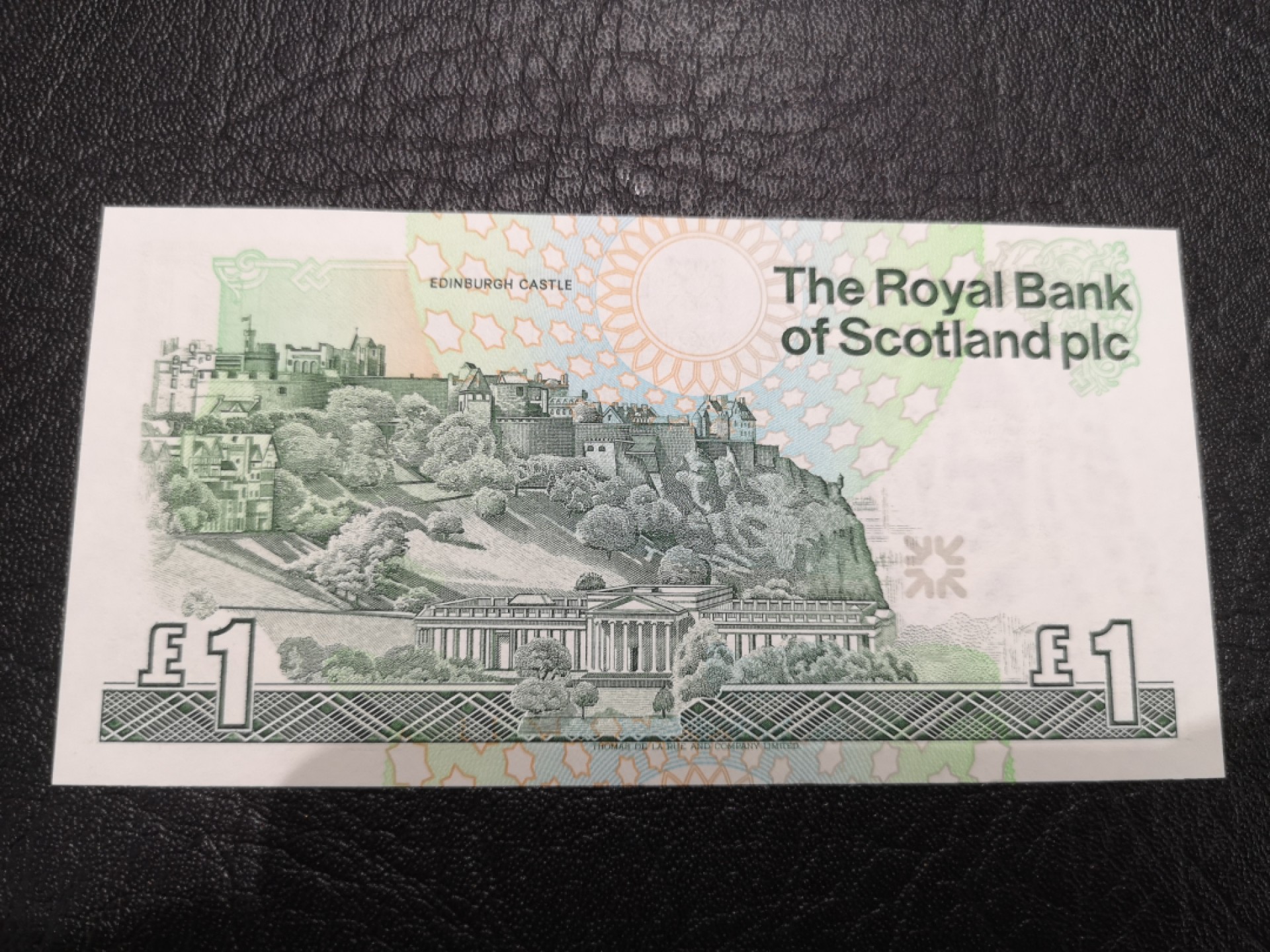 《外钞收藏家》第二百零五期 苏格兰经典专场👍 苏格兰皇家银行-1992-1镑 P-356 爱丁堡欧洲首脑会议史蒂文森逝世100周年 贝尔诞辰150周年 苏格兰议会第一次会议召开四张一起  全新UNC
