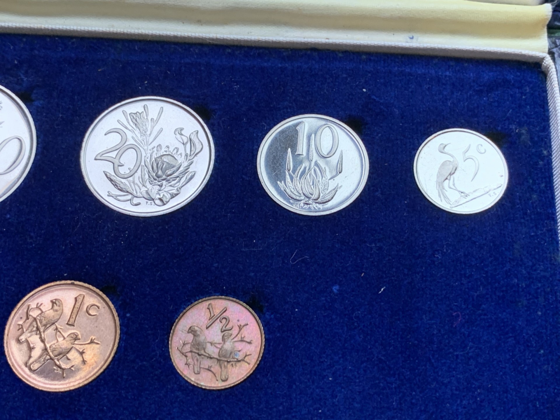 《竞宝斋》第98场-本周日，周一2场连拍（全场不限金额包邮） 南非1971年8枚精制套币，带原盒 细节如图