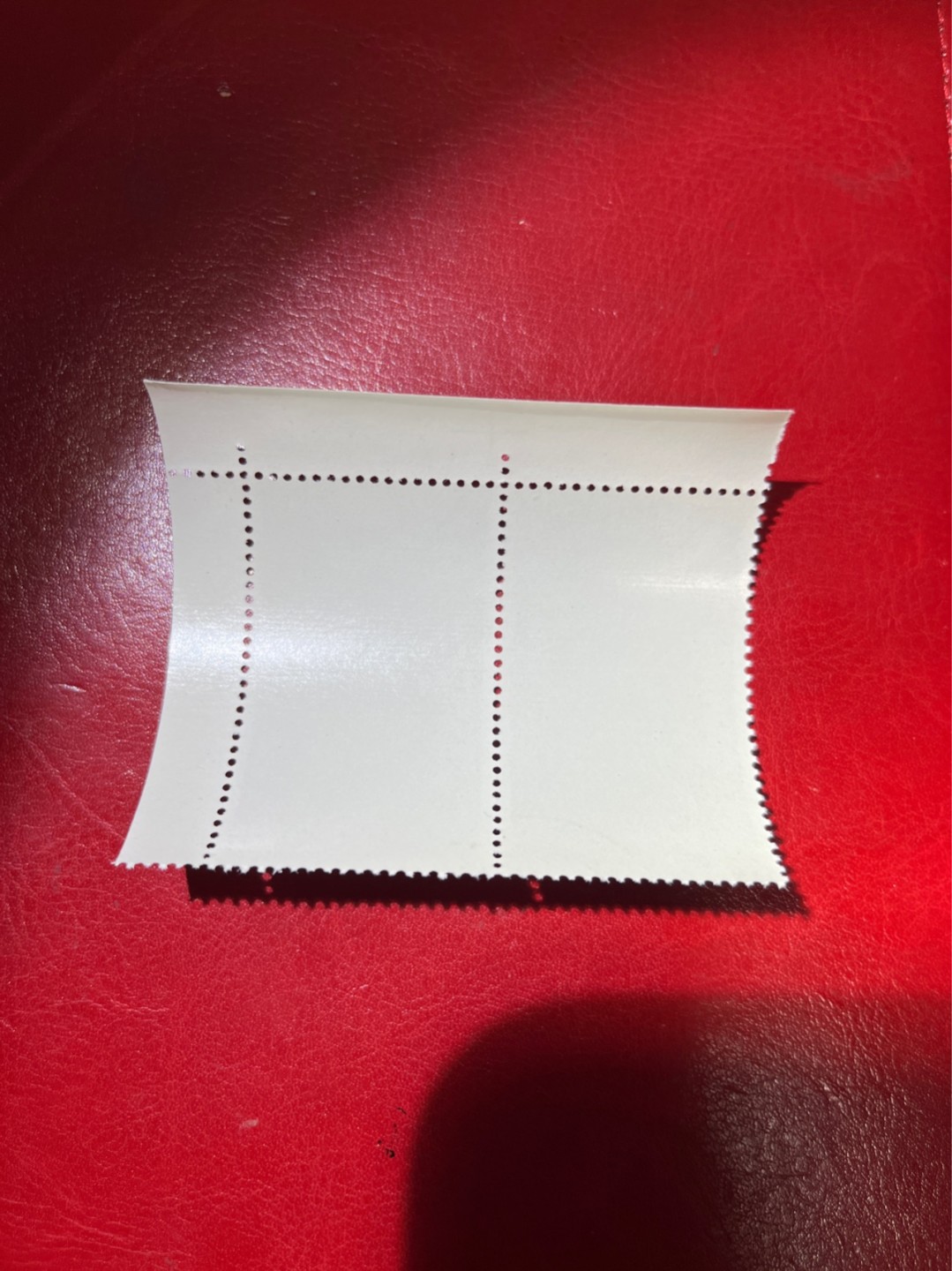 洪涛臻品 精选邮票限时拍卖第三十八期 特68新安江4-3盖销 2连，品相可以用完美形容，色线， 版撕全品嘎嘎绝，背胶雪白。解放初的经典票，整版撕开，面艳胶白，票挺洁净，齿孔完美，收藏评级两相宜。老纪特的版票资源十分稀缺难寻，机会来临时必须抓住。